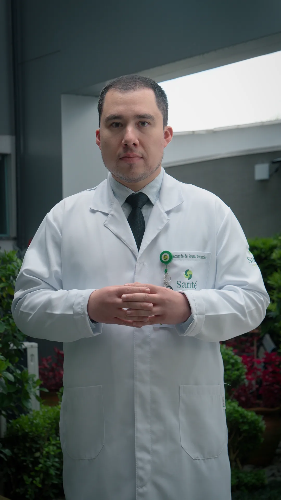 Dr. Leonardo Bernardes, neurologista, de jaleco na Clínica Santê